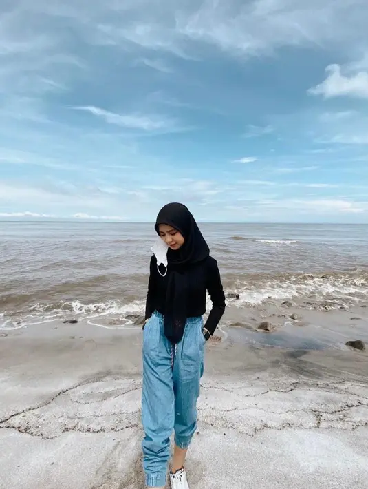 Simple tapi tetap kece, padukan longsleeve dengan jogger pants jeans. Aman saat bermain air di pinggir pantai! (Instagram/nashwaaaz).