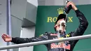 Pembalap Red Bull Daniel Ricciardo meminum sampanye dengan menggunakan sepatu saat merayakan keberhasilannya naik podium pada Grand Prix Formula 1 Jerman, Minggu (31/7). Pembalap asal Australia itu finis sebagai runner-up. (Patrik STOLLARZ / AFP)
