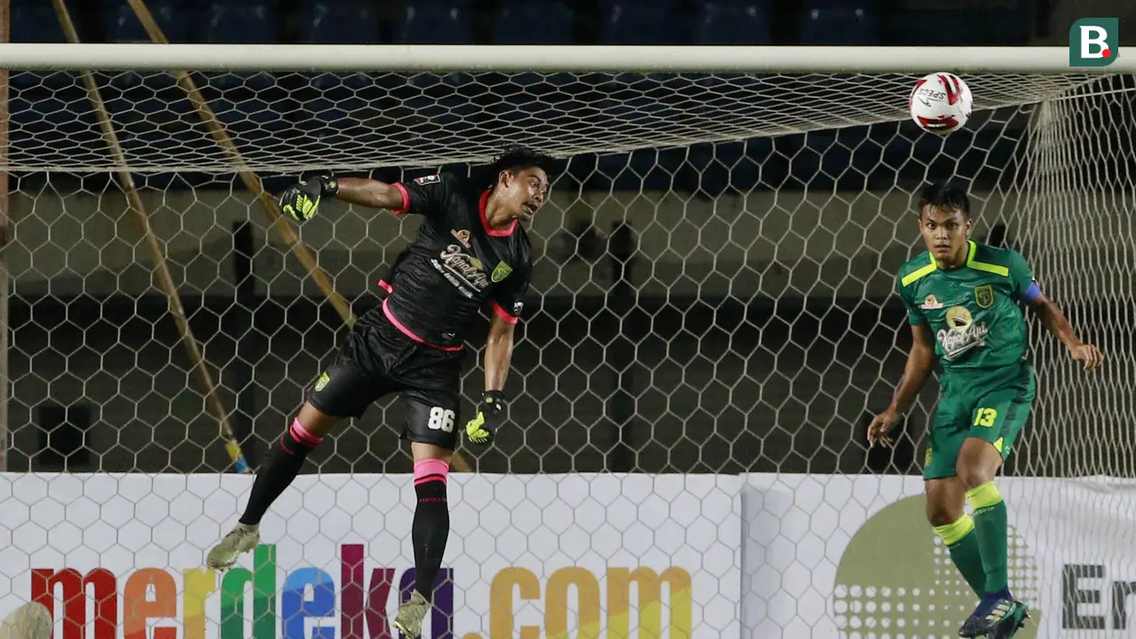 FOTO: Bermain dengan 10 Pemain, Persebaya Sementara Imbangi Persik 0-0 dalam Laga Grup C Piala Menpora 2021 - Satria Tama; Rachmat Irianto