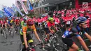 Peserta memacu sepedanya saat mengikuti BTN Tour de Borobudur XVII di Jawa Tengah (12/11). Ajang tahunan yang digelar 11-12 November 2017 ini diikuti enam ribu peserta termasuk Gubernur Jawa Tengah, Ganjar Pranowo. (Liputan6.com/Gholib)