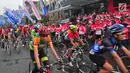 Peserta memacu sepedanya saat mengikuti BTN Tour de Borobudur XVII di Jawa Tengah (12/11). Ajang tahunan yang digelar 11-12 November 2017 ini diikuti enam ribu peserta termasuk Gubernur Jawa Tengah, Ganjar Pranowo. (Liputan6.com/Gholib)