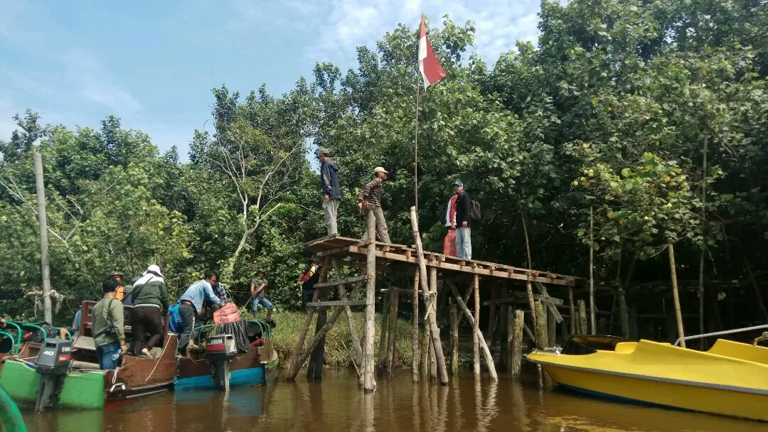 Pria asal Banyuwangi menjaga Sungai Kampar di Riau dari abrasi ombak Bono tanpa digaji selama bertahun-tahun. (/M Syukur)