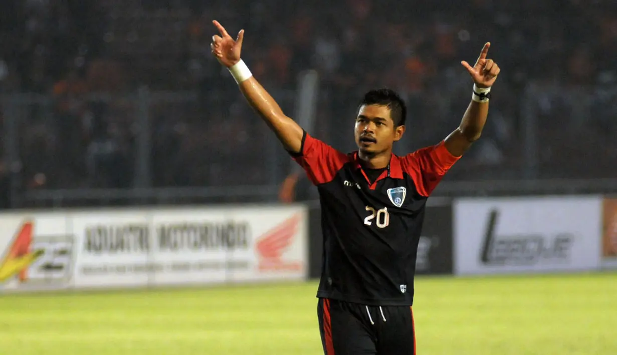 Bambang Pamungkas memberikan apresiasi kepada Jakmania yang menyaksikan langsung laga Persija Jakarta kontra Pelita Bandung Raya di Stadion GBK, (14/8/2014). (Liputan6.com/Helmi Fithriansyah)