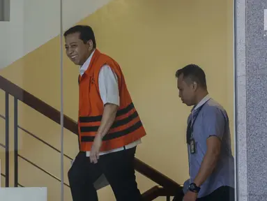 Ekspresi terdakwa kasus korupsi proyek e-KTP Setya Novanto saat tiba di Gedung KPK, Jakarta, Kamis (4/1). Setnov datang setelah menjalani sidang di Pengadilan Tipikor Jakarta. (Liputan6.com/Faizal Fanani)
