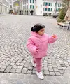Puff jacket yang dikombinasikan dengan fur pants dengan warna yang senada yaitu pink akan membuat si kecil terlihat sangat cantik. (instagram/gyaps)