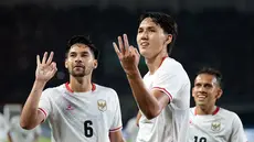 Selebrasi pemain Timnas Indonesia, Mitchell Baker (tengah), bersama Sandy Walsh (kiri) dan Egy Maulana Vikri setelah mencetak hattrick ke gawang Kamboja pada laga Grup A Piala AFF 2026 di Stadion Pakansari, Bogor, Senin (27/7/2026) malam. Striker berusia 19 tahun tersebut menjalani debut impresif bersama Skuad Garuda dengan memborong tiga gol untuk membawa Indonesia meraih kemenangan telak 5-1 atas Kamboja. (Kapanlagi.com/Budy Santoso)