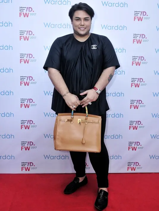 "Mintanya juga mepet sih bajunya. Baru kemarin diminta," ungkap Ivan Gunawan. Ivan berharap gaun yang dirancang benar-benar bisa dikenakan pas hari H. (Adrian Putra/Bintang.com)