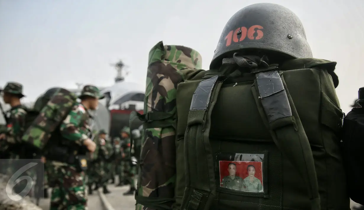 Prajurit TNI yang tergabung dalam Satgas Perbatasan membawa tumpukan tas sebelum naik KRI Teluk Ratai 509 di Dermaga Mako Kolinlamil, Jakarta, Rabu (27/1). 1300 prajurit diberangkatkan menjaga perbatasan darat RI-Malaysia. (Liputan6.com/Faizal Fanani)