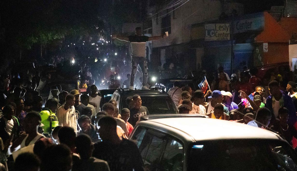 Lolosnya Timnas Haiti langsung disambut gegap gempita seluruh warga di jalan-jalan. Tampak dalam foto, warga Haiti turun ke jalan-jalan di Port-au-Prince saat merayakan lolosnya tim nasional mereka di putaran final Piala Dunia 2026, pada Selasa 18 November 2025 waktu setempat. (Clarens SIFFROY/AFP)