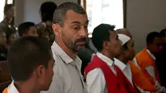 Warga negara Prancis, Samuel Pierre Danguny (kedua kiri) menunggu untuk menjalani sidang di Pengadilan Negeri Denpasar, Bali, Kamis (1/8/2019). Pierre diamankan pada 15 Maret 2019 dengan barang bukti berupa 6 paket ganja, 2 paket hasis, dan 1 paket sabu.  (SONNY TUMBELAKA/AFP)