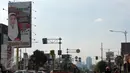 Reklame dari Bakal calon Hj. Hasnaeni dengan julukan wanita emas di Kawasan Warung Buncit, Jakarta, Jumat (6/5) Reklame tersebut di segel dengan alasan belum membayar pajak kepada pemkot setempat.(Liputan6.com/Helmi Afandi)
