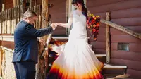 Taylor Anne Linko membuat gaun pengantin dengan bagian bawahnya penuh warna-warni yang indah yang dibuat dari airbrush (Dok.Instagram/@tayloranart/https://www.instagram.com/p/B2DEKw5peU0/Komarudin)