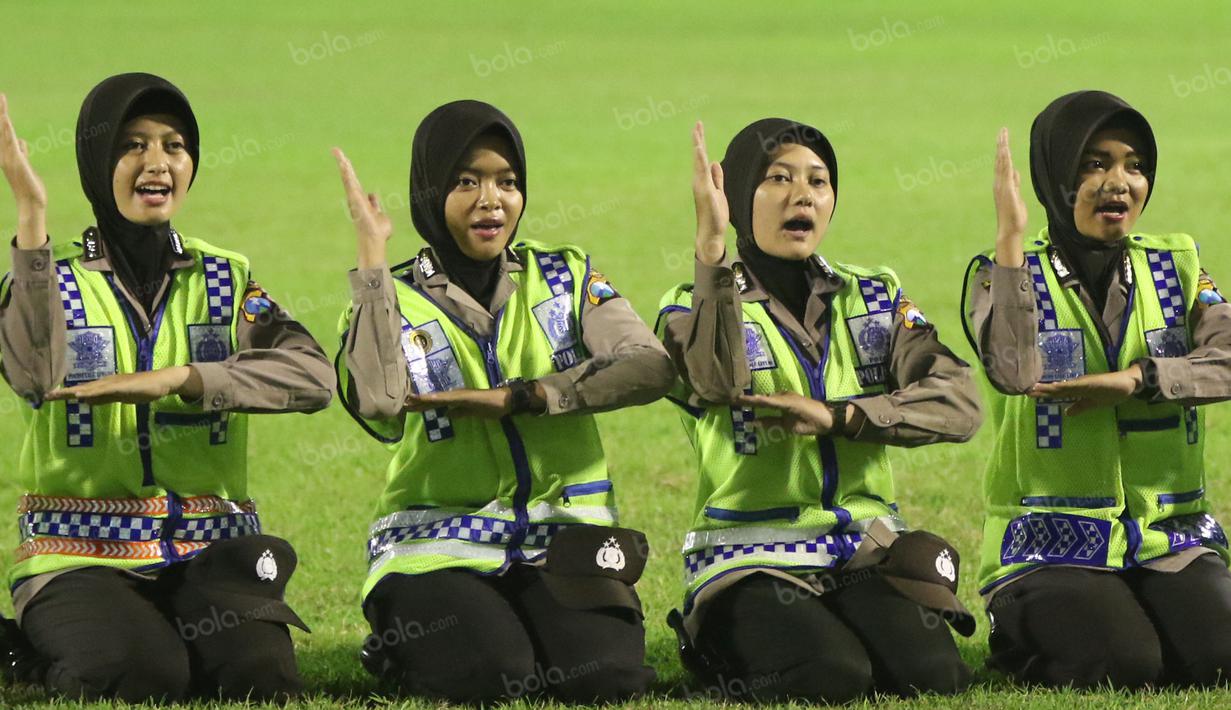 Polwan kota Gresik saat menampilkan seni Banjari usai laga Gresik United melawan Sriwijaya FC pada Torabika SC 2016 di Stadion Tri Dharma, Minggu(12/6/2016). (Bola.com/Nicklas Hanoatubun)