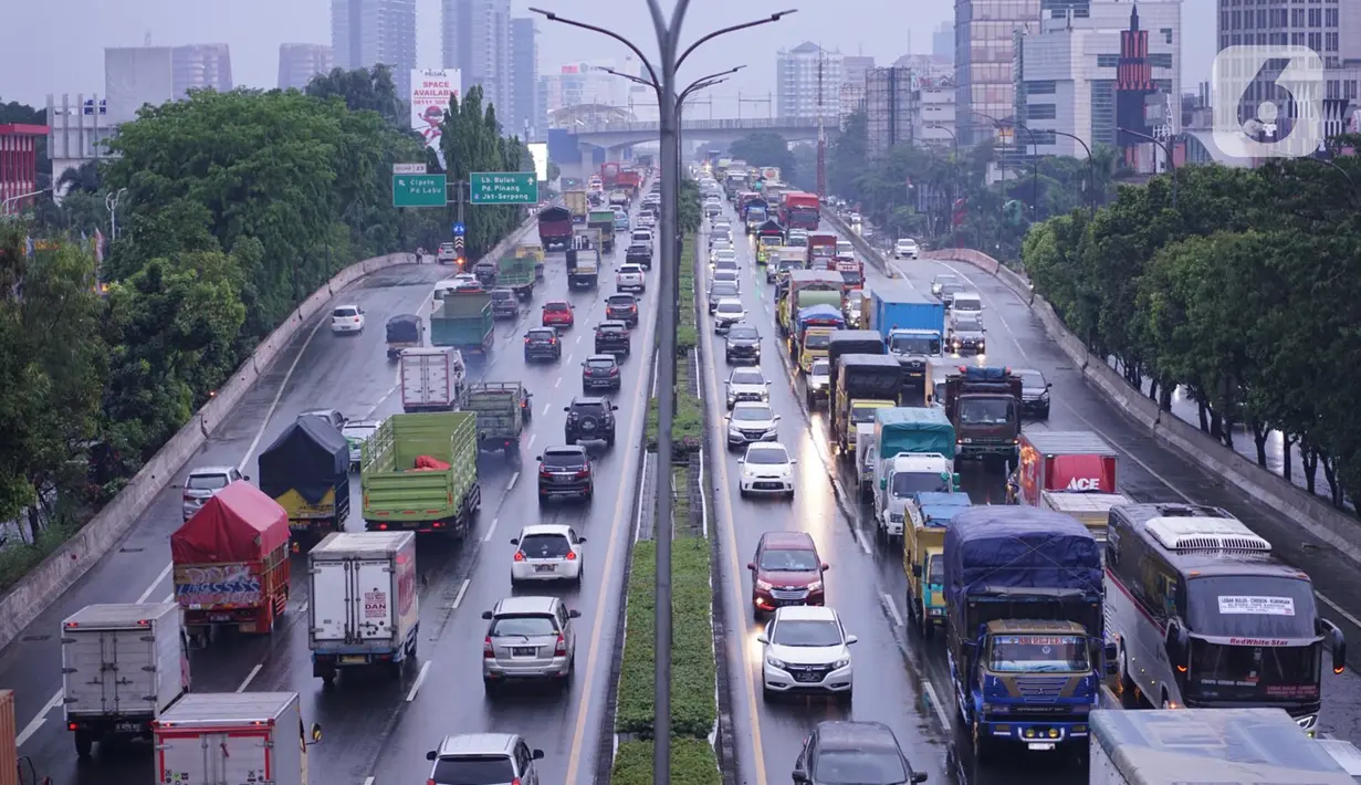Kendaraan melintasi Jalan Tol Lingkar Dalam Jakarta di Cilandak, Jakarta Selatan, Jumat (2/10/2020). Direktorat Lalu Lintas Polda Metro Jaya mencatat jumlah kendaraan yang melintas pada jalur protokol menurun 21 persen ketika pemberlakuan PSBB Jakarta saat ini. (Liputan6.com/Immanuel Antonius)