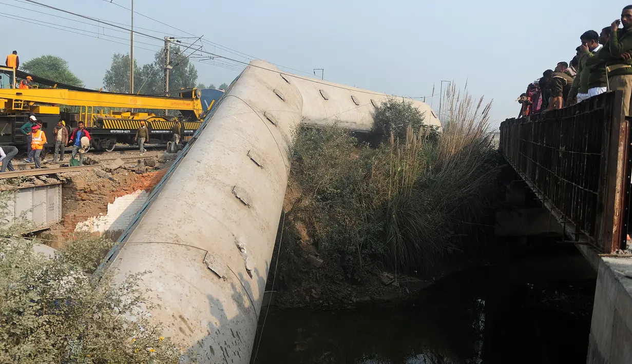 Kondisi kereta yang tergelincir di Kanpur, India utara, Rabu (28/12). Peristiwa tersebut mengakibatkan 2 orang tewas dan 43 lainnya luka-luka. (AFP PHOTO / SANJAY Kanojia)
