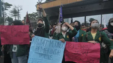 Puluhan mahasiswa melakukan aksi unjuk rasa dengan berjalan menuju Gedung Dewan Perwakilan Rakyat (DPR) Republik Indonesia, Jakarta, Jumat (16/8/2024). (merdeka.com/Imam Buhori)