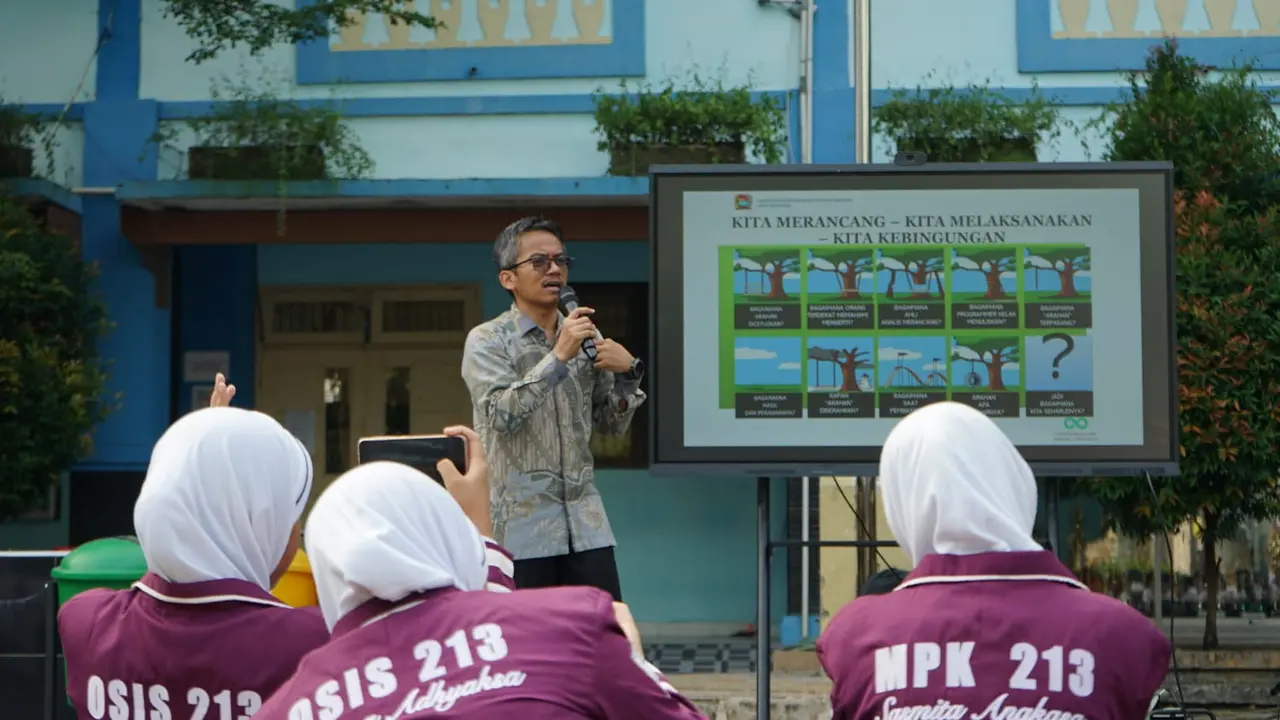 Dr. Taufiq Supriadi saat menghadiri kegiatan pendidikan karakter dan kepedulian lingkungan di SMP Negeri 213 Jakarta Timur.