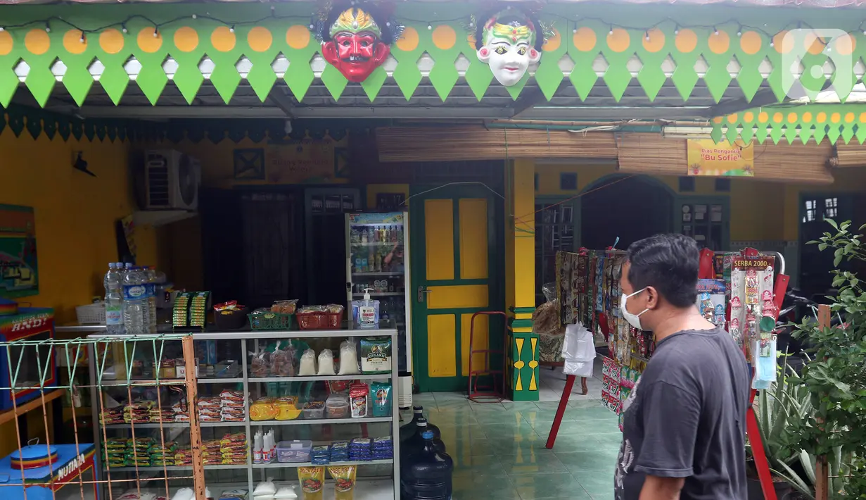 Warga beraktivitas di kawasan Kampung Sentra Kreatif, RW 006 Kota Bambu Selatan, Jakarta, Rabu (3/11/2021). Pengembangan kawasan perkampungan ini bertujuan untuk mengunggah semangat masyarakat agar melestarikan budaya. (Liputan6.com/Herman Zakharia)
