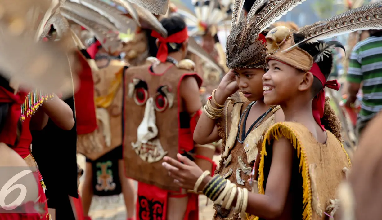 Sejumlah warga suku Dayak bersiap meriahkan pagelaran Karnaval Katulistiwa di Pontianak, Kalimantan Barat, Sabtu (22/8/2015). Kegiatan ini dalam rangka memperingati Hari Ulang Tahun (HUT) ke-70 Kemerdekaan Republik Indonesia. (Liputan6.com/Faizal Fanani)