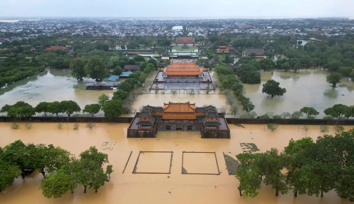 Pemandangan udara menunjukkan banjir yang menggenangi Kota Kekaisaran di Hue pada 28 Oktober 2025. Kota Hue di Vietnam tengah mencatat curah hujan lebih dari 1.000 milimeter (mm) dalam 24 jam terakhir yang membanjiri wilayah tengah Vietnam itu. Ini menjadi tertinggi setelah sebelumnya, pada tahun 1999, curah hujan di Hue tercatat sebesar 990 milimeter. (Foto oleh AFP)