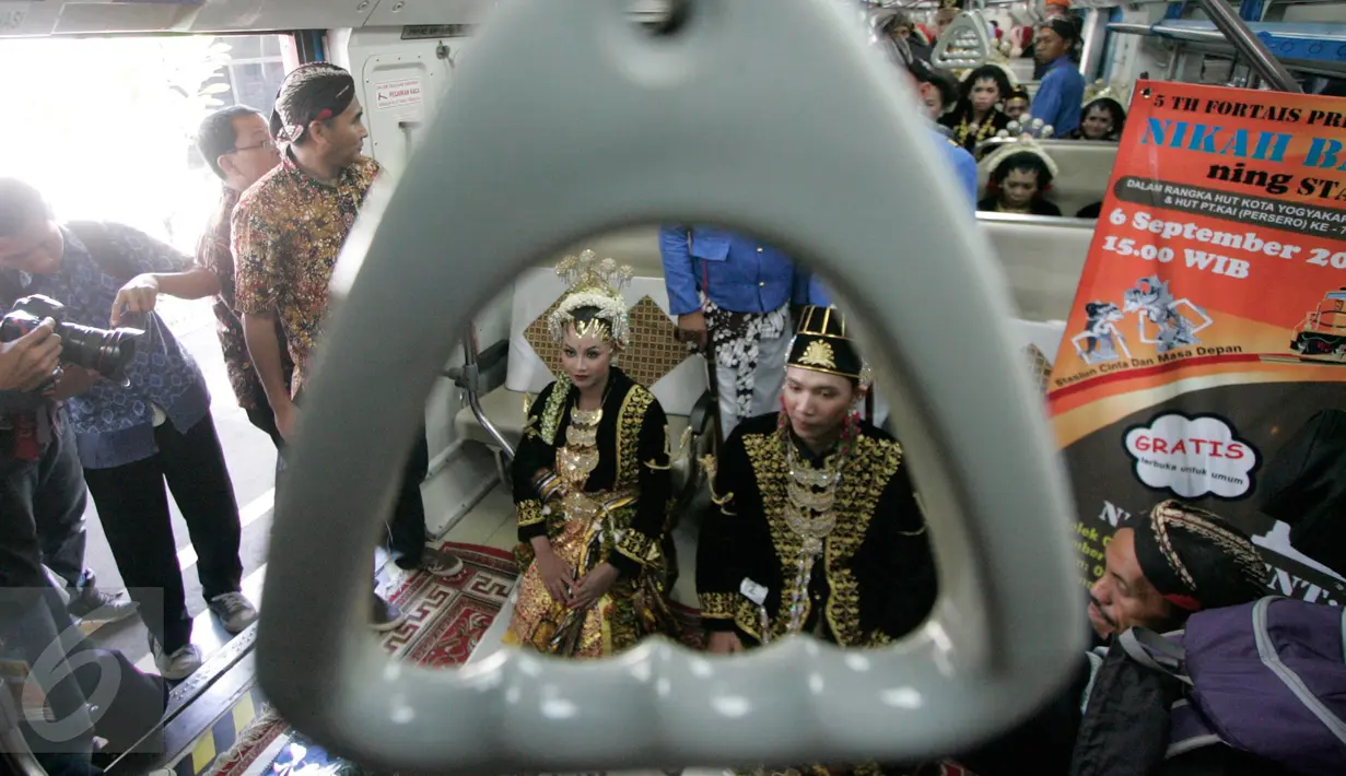 Sepasang calon pengantin mempersiapkan diri sebelum proses ijab qabul di atas gerbong kereta Prameks jurusan Jogja-Solo selama acara nikah massal bertema “Stasiun Cinta dan Masa Depan”di Stasiun Tugu Yogyakarta, Selasa (6/9). (Liputan6.com/Boy Harjanto)