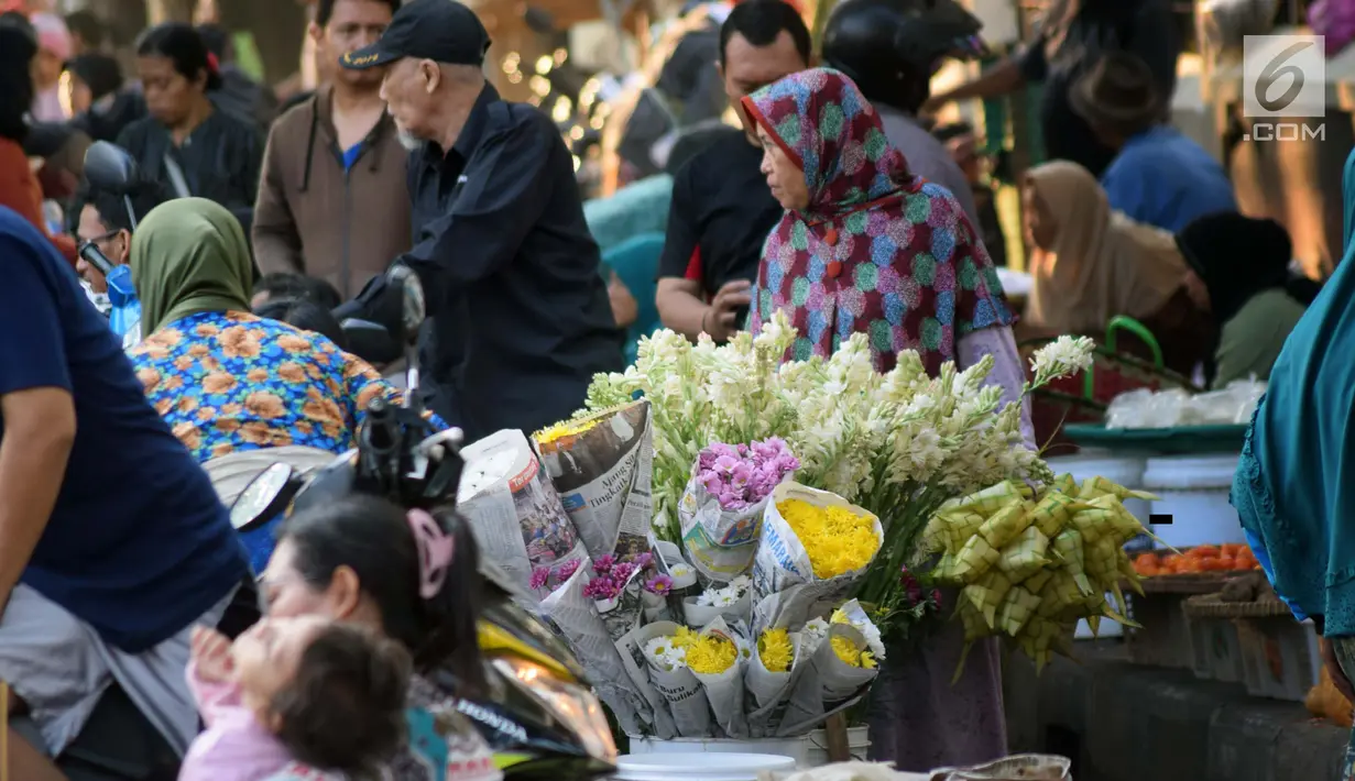 Pedagang bunga untuk hiasan Lebaran mulai ramai di Pasar Peterongan Semarang, Kamis (14/6). Bunga sedap malam menjadi salah satu yang paling digemari warga untuk menghias rumah dalam merayakan Lebaran. (Liputan6.com/Gholib)