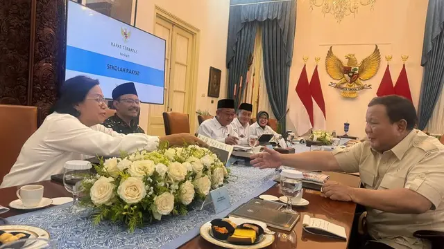 Presiden Pabowo Subianto memeriksa buku catatan Menteri Keuangan Sri Mulyani Indrawati.  (Instagram @smindrawati)