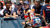 Pebalap Repsol Honda, Marc Marquez, mewaspadai ancaman Maverick Vinales dan Valentino Rossi pada balapan MotoGP Jerez, Minggu (7/5/2017). (EPA/Roman Rios)