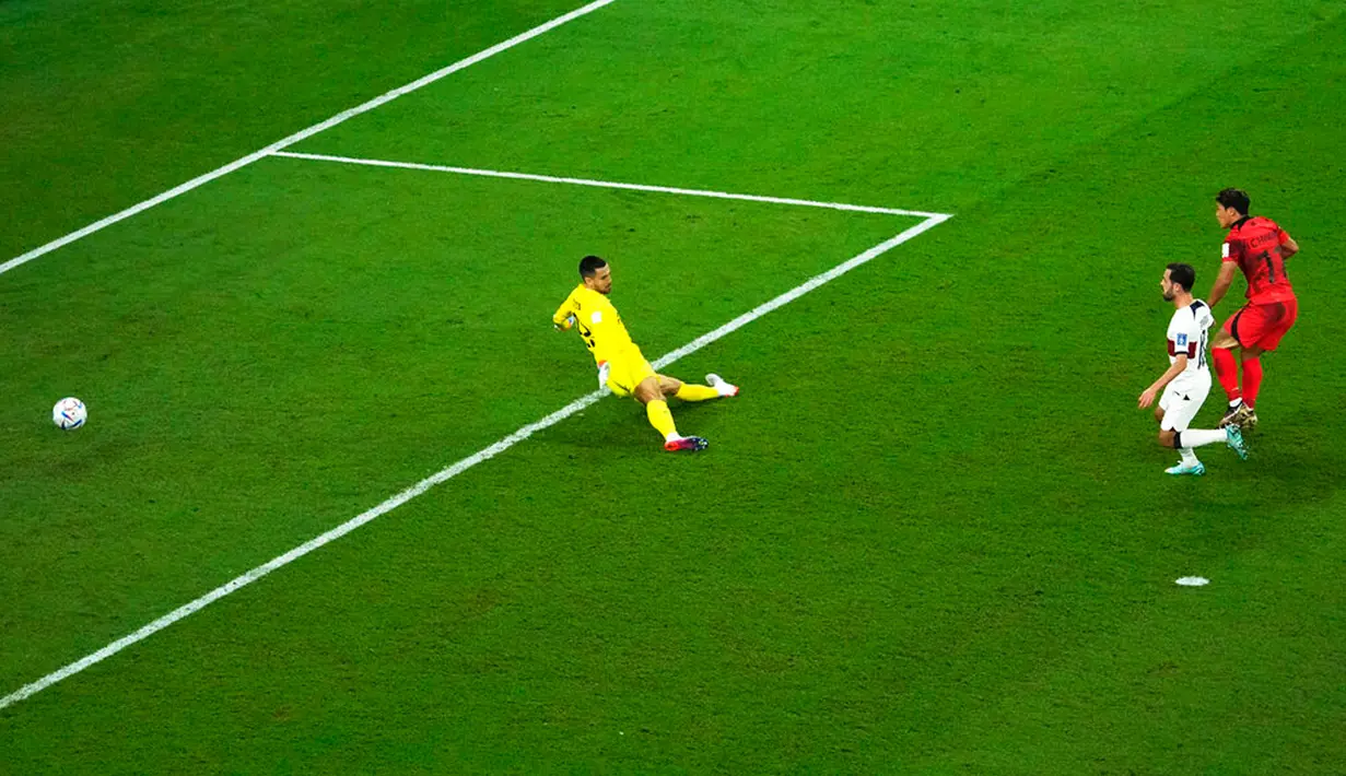 Pemain Korea Selatan Hwang Hee-chan (kanan) mencetak gol ke gawang Portugal pada pertandingan sepak bola Grup H Piala Dunia 2022 di Education City Stadium, Al Rayyan, Qatar, 2 Desember 2022. Korea Selatan melaju ke babak 16 besar Piala Dunia 2022 usai menaklukkan Portugal dengan skor 2-1. (AP Photo/Darko Bandic)