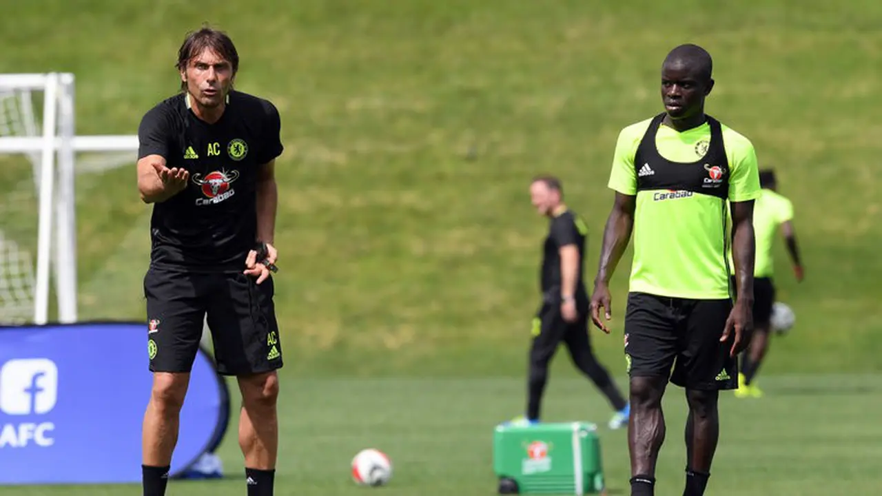 Manajer Chelsea Antonio Conte dan gelandang N’Golo Kante (skysports)