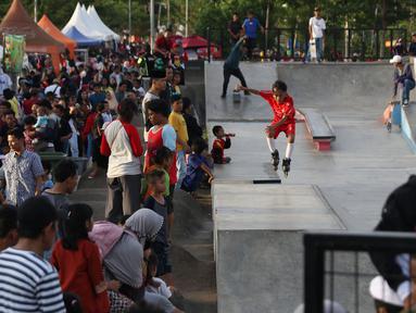 Seorang anak bermain Roller Skate di area Skate Park RPTRA Kalijodo, Jakarta, Minggu (30/12). Libur panjang jelang pergantian tahun dimanfaatkan warga untuk berlibur di kawasan RPTRA Kalijodo, Jakarta. (Liputan6.com/Helmi Fithriansyah)