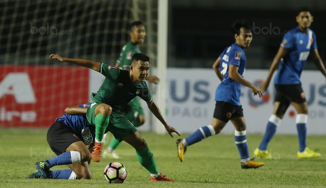 Gelandang PSMS Medan, Erwin Ramdani, saat pertandingan melawan PSM Makassar pada laga Piala Presiden di Stadion GBLA, Bandung, Selasa (16/1/2018). PSMS Medan menang 2-1 atas PSM Makassar. (Bola.com/M Iqbal Ichsan)
