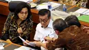 Menteri Keuangan Sri Mulyani (kiri) bersama Menkumham Yasonna Laoly (dua kiri) saat rapat kerja dengan Banggar DPR, Jakarta, Selasa (4/9). Rapat kerja membahas penyampaian pokok-pokok RUU APBN 2019. (Liputan6.com/JohanTallo)