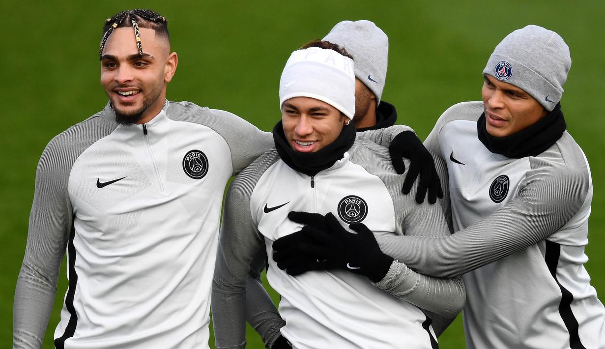 Para pemain PSG tampak rileks saat latihan ringan di Paris, Senin (4/12/2017). PSG bersiap jelang laga big match Liga Champions melawan Bayern Munchen. (AFP/Guenter Schiffmann)