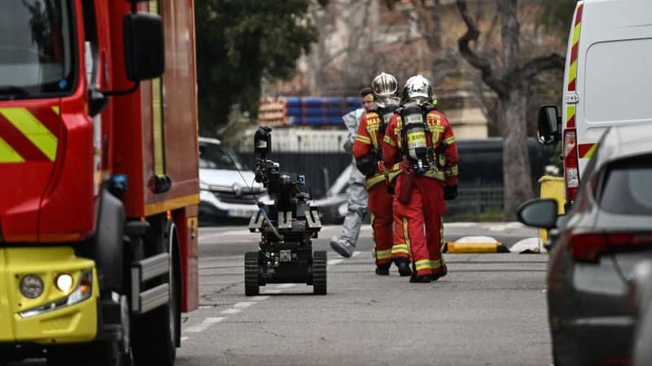 Penjinak bom di konsulat Rusia di Marseille, Paris, Prancis. (Miguel Medina/AFP)