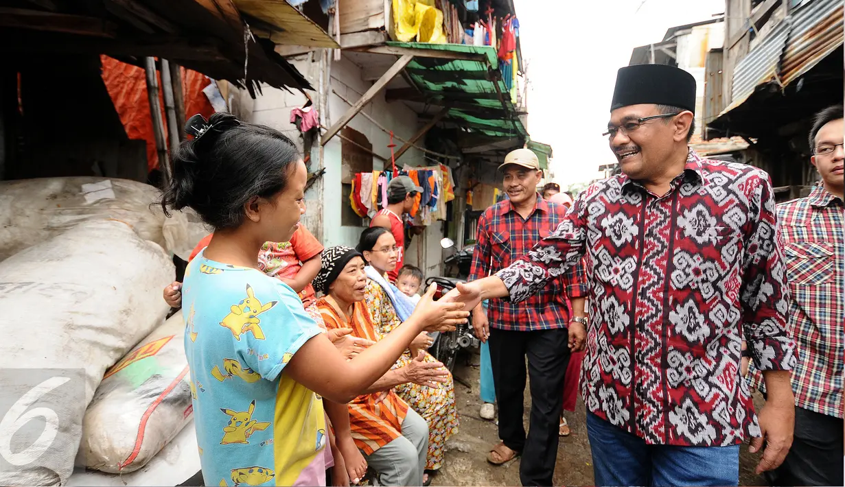 Cawagub petahana, Djarot Syaiful Hidayat menyalami warga saat sosialisasi di kawasan Pademangan VIII, Jakarta, Kamis (23/3). Selain sosialisasi dengan warga, Djarot juga menyerap keluhan warga sekitar. (Liputan6.com/Helmi Fithriansyah)  