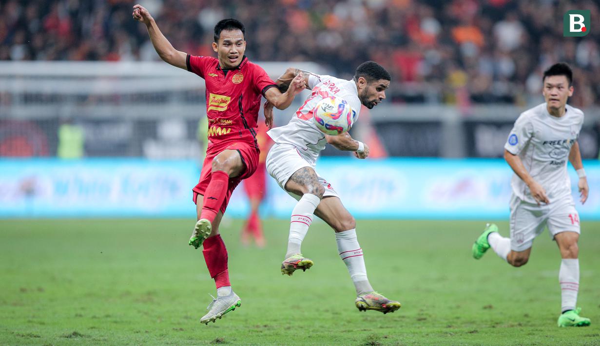 <p>Pemain Persija Jakarta, Witan Sulaeman (kiri) berebut bola dengan pemain Persis Solo, Gonzalo Sebastian Andrada Acosta pada laga lanjutan BRI Liga 1 2024/2025 di Jakarta International Stadium (JIS), Jakarta Utara, Sabtu (24/08/2024). (Bola.com/Bagaskara Lazuardi)</p>