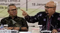 Komisioner KPU Ilham Saputra (kanan) didampingi Ketua KPU Arief Budiman berbicara dalam sosialisasi aplikasi Sistem Informasi Penghitungan Suara (Situng) di Gedung KPU, Jakarta, Jumat (18/1). (Liputan6.com/JohanTallo)