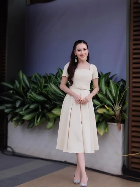 Ayu Ting Ting tampil super cantik mengenakan setelan atasan dan bawahan yang serasi bernuansa kuning muda pastel yang lembut. Mana gaya terbaru Ayu Ting Ting yang jadi favoritmu, Sahabat FIMELA? [Foto: Instagram/ayutingting92]