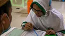 Anak-anak belajar mengaji di Masjid At-Taqwa, Jakarta, Rabu (14/4/2021). Kegiatan tersebut dilakukan secara rutin untuk mengisi waktu di bulan suci Ramadhan. (Liputan6.com/Faizal Fanani)