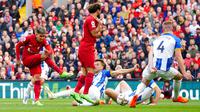 Pemain Liverpool Roberto Firmino mencoba melakukan tendangan ke gawang Brighton and Hove Albion pada pertandingan sepak bola Liga Premier Inggris di Anfield, Liverpool, Inggris, 1 Oktober 2022. Pertandingan berakhir imbang 3-3. (Peter Byrne/PA via AP)