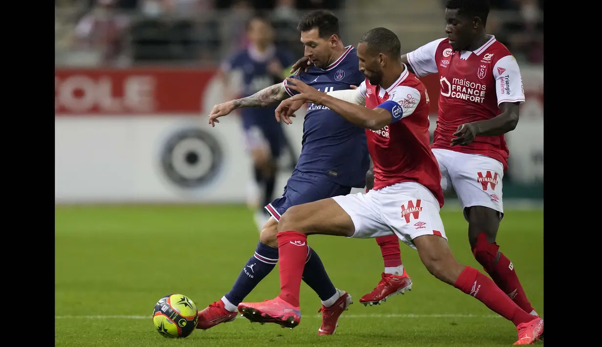 Messi belum memberikan ancaman serius ke gawang tim lawan dalam pertandingan debutnya bersama PSG. Pemain asal Argentina itu tampak masih beradaptasi dengan permainan tim barunya. (Foto: AP/Francois Mori)