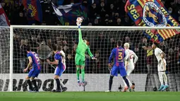 Bermain di hadapan pendukungnya sendiri Blaugrana tampil menyerang sepanjang pertandingan. Namun sayang Barcelona tak mampu mencetak satu pun gol di laga tersebut. (AFP/Josep Lago)