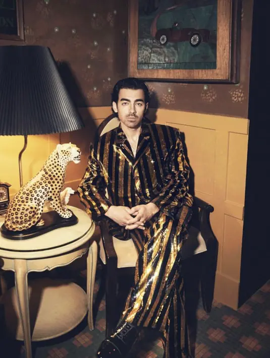 Ia pun tampil mewah dengan suit yang memiliki motif bergaris warna keemasan dan hitam (@joejonas)