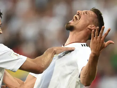 Pemain Jerman, Sandro Wagner (kanan) mencetak tiga gol saat timnya mengalahkan San Marino pada Kualifikasi Piala Dunia 2018 di Stadion Nuernberg, Nuremberg, Jerman, (10/6/2017).  Jerman menang 7-0. (Andreas Gebert/dpa via AP)