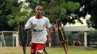 Cedera Panjang, Bek Kiri Persipura Bisnis Online Sepatu dan Kaus