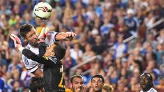 Pemain Chelsea Gary Cahill duel udara dengan kiper Barcelona Jordi Masip saat mencetak gol pada Laga International Champions Cup di FedEx Field, AS, Rabu (29/7/2015) pagi WIB. (AFP Photo/Nicholas Kamm)