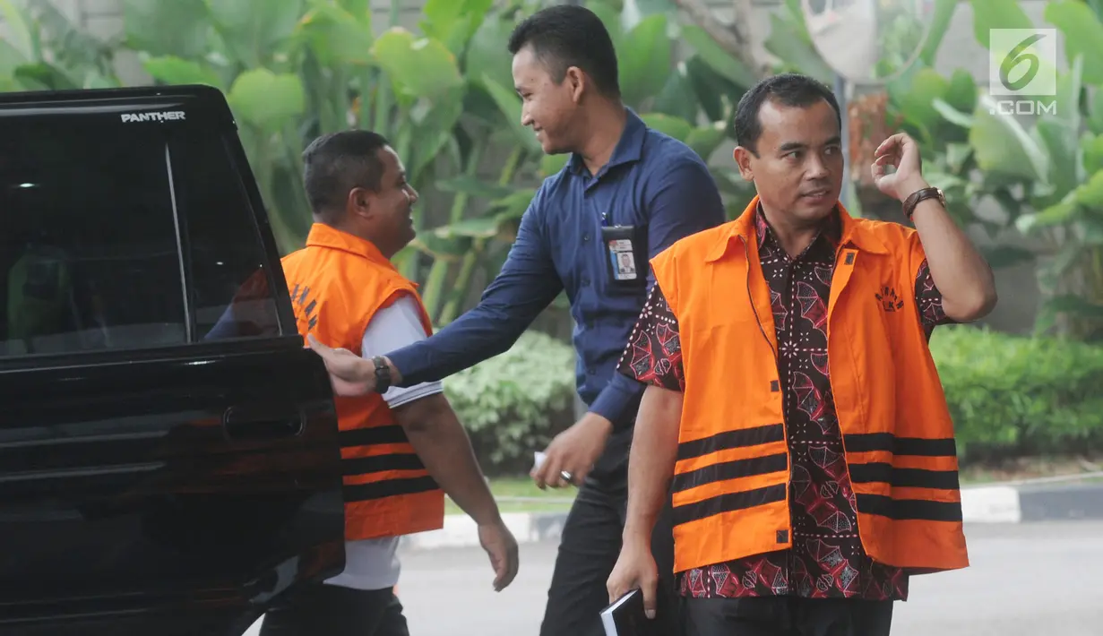 Bupati Purbalingga Tasdi dan Bupati Mojokerto non aktif Mustofa Kamal Pasa turun dari mobil tahanan di gedung KPK, Jakarta, Kamis (28/6). Dua bupati ini diperiksa dengan kasus yang berbeda. (Merdeka.com/Dwi Narwoko)