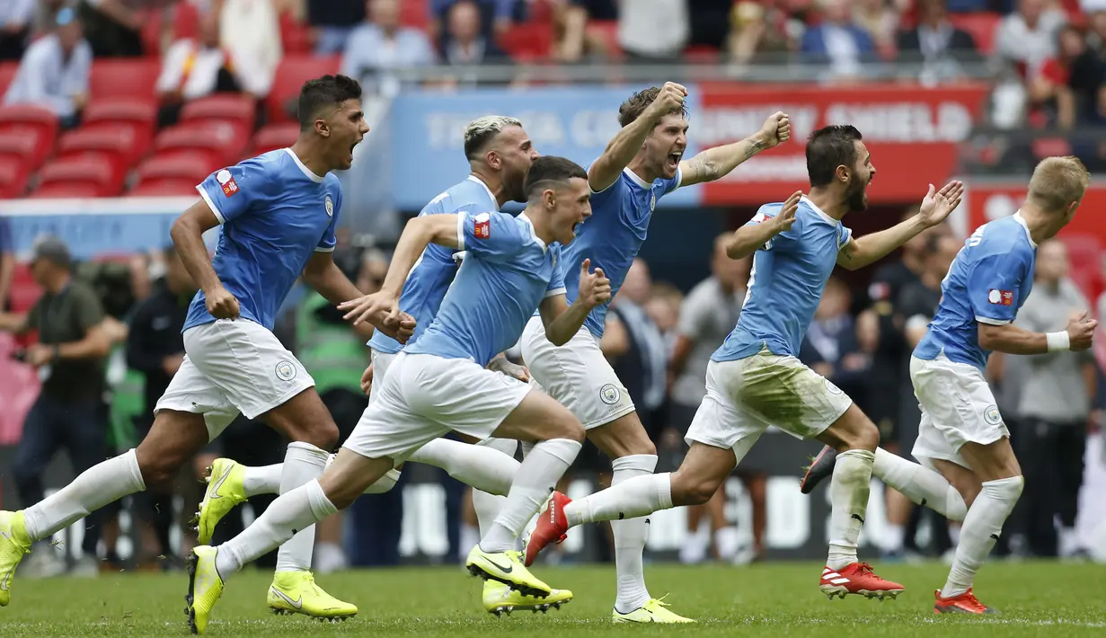 Para pemain Manchester City merayakan gelar juara Community Shield setelah mengalahkan Liverpool di Stadion Wembley, London, Minggu (4/8). City menang 1-1 (5-4) atas Liverpool. (AFP/Ian Kington)