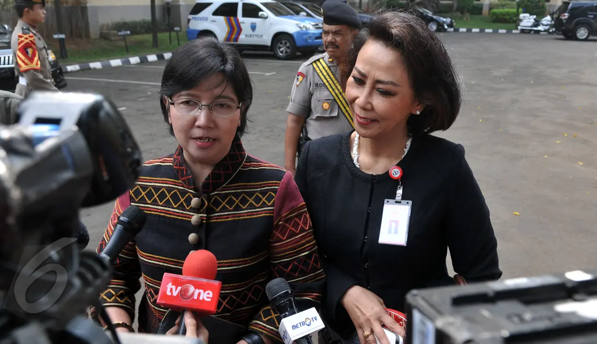 Ketua Pansel Pimpinan KPK Destry Damayanti (kiri) dan anggota Pansel KPK Yenti Ganarsih memberikan keterangan usai melakukan pertemuan tertutup dengan Kapolri Jenderal Pol Badrodin Haiti di Mabes Polri, Jakarta, Senin (8/6). (Liputan6.com/Johan Tallo)